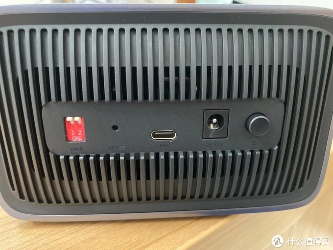 沐鸣2USB-C双盘位磁盘阵列盒外观展示